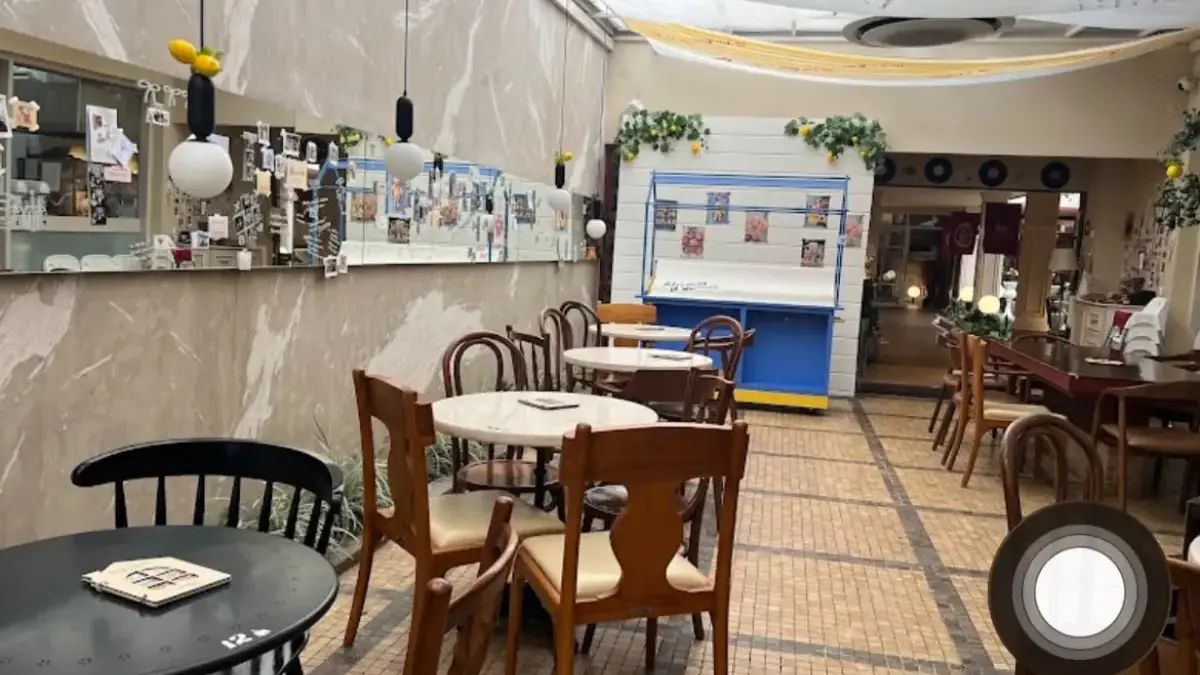 Kafe Estetik The Deli Bakes di kawasan Sumur Bandung