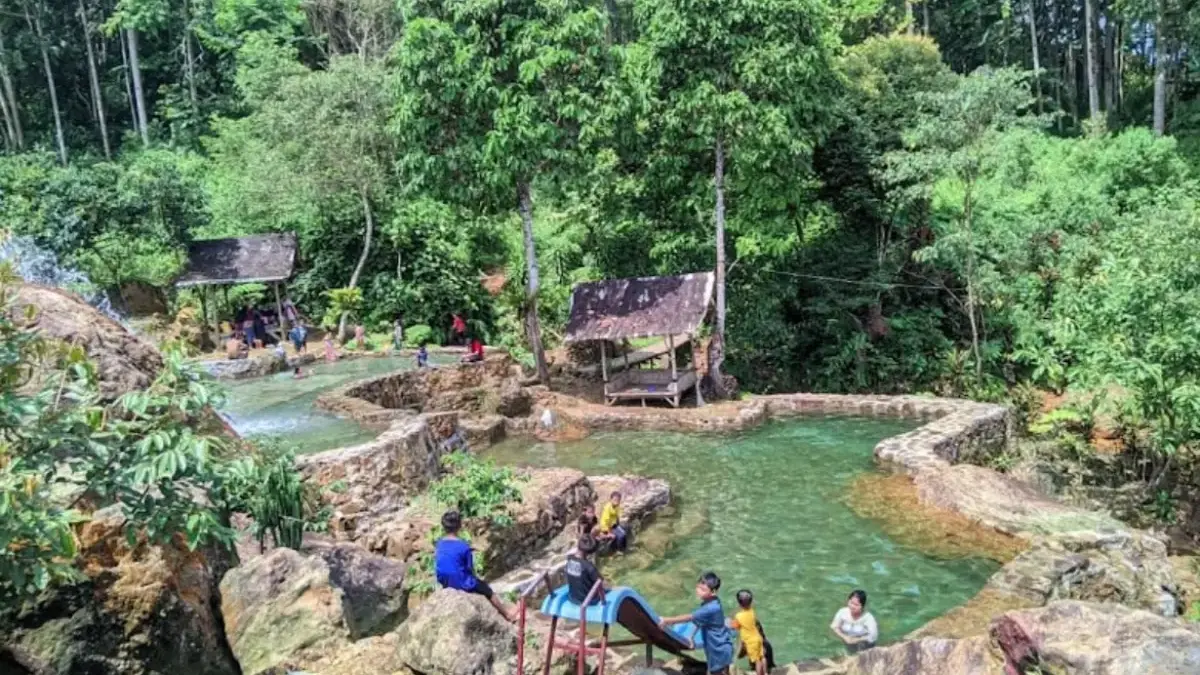 Kolam Renang Batu Gede di Kecamatan Sukamakmur
