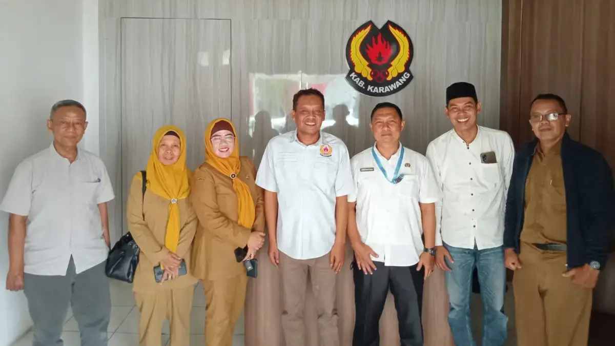 Kunjungi Gedung KONI, Disparpora Karawang Lakukan Monitoring Penggunaan Dana Hibah Tahun 2026 foto bersama usai kegiatan monitoring