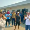 Karang Taruna Desa Jomin Barat menggelar aksi di depan PT Chang Shin Indonesia (CSI), Rabu (10/6/2026)