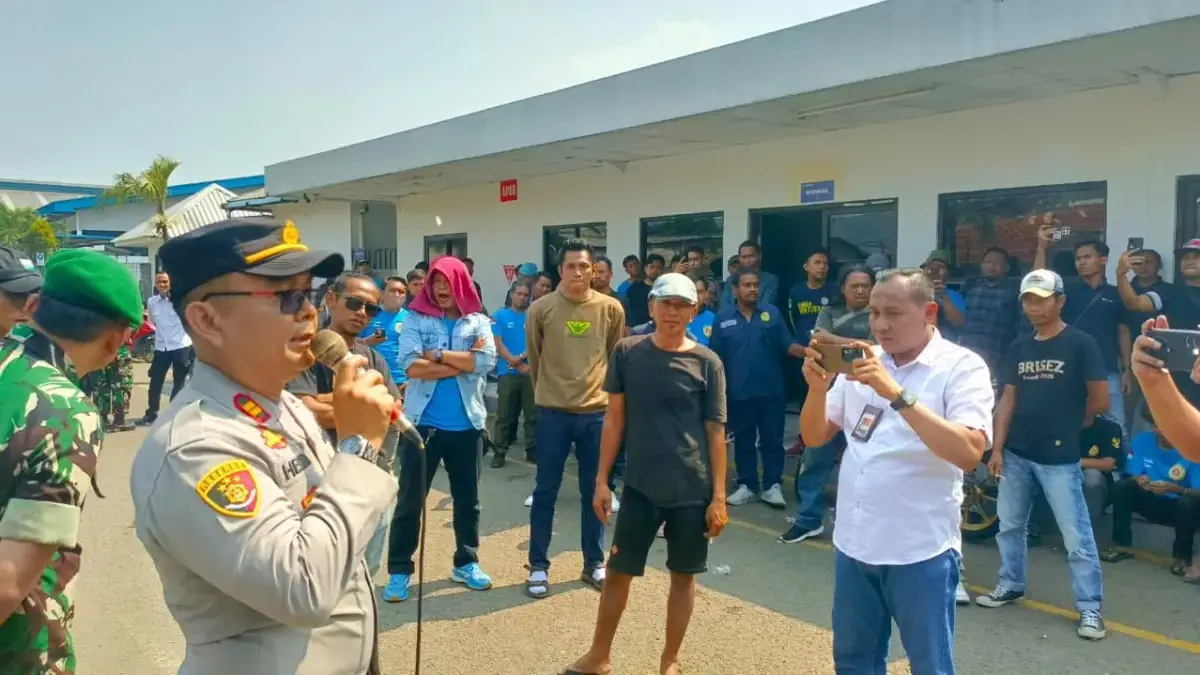 Karang Taruna Desa Jomin Barat menggelar aksi di depan PT Chang Shin Indonesia (CSI), Rabu (10/6/2026)