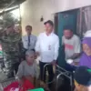 Bupati Karawang H. Aep Syaepuloh memberikan bantuan Program Rumah Tidak Layak Huni (Rulahu) kepada Mak Aceung