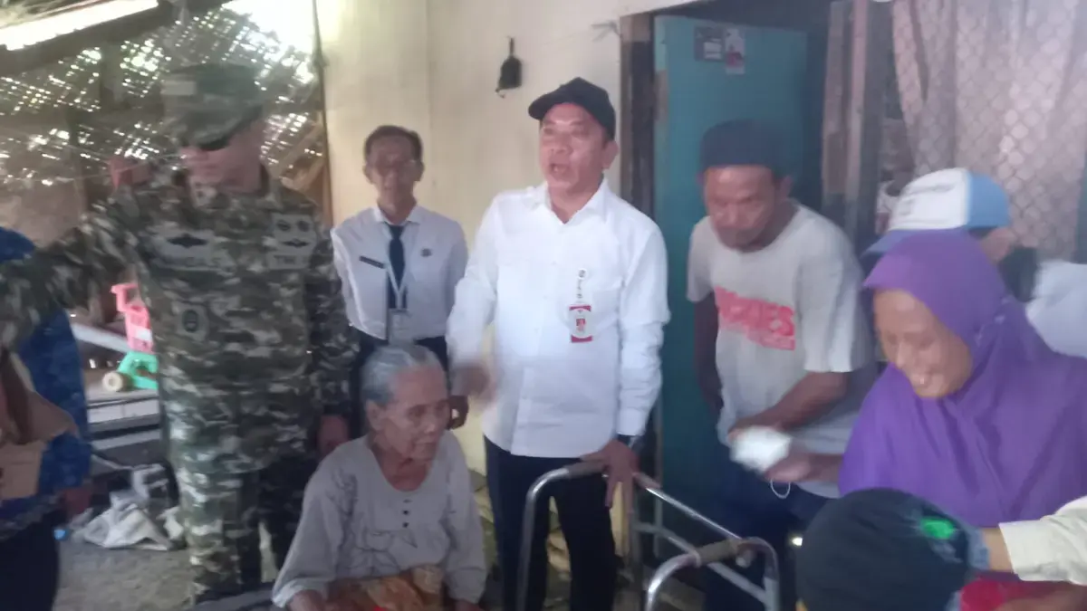 Bupati Karawang H. Aep Syaepuloh memberikan bantuan Program Rumah Tidak Layak Huni (Rulahu) kepada Mak Aceung