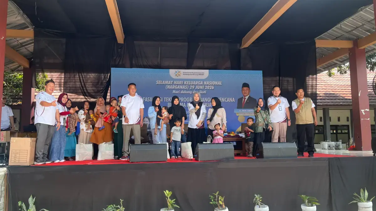 Gandeng Komisi IX DPR dan Alumni SMANTIKA, DPPKB Karawang Masifkan Program Bangga Kencana Lewat Jalan Sehat Ikatan Alumni SMA Negeri 3 Karawang (SMANTIKA) menggelar kegiatan edukasi dan jalan sehat (Fun Walk & Charity)