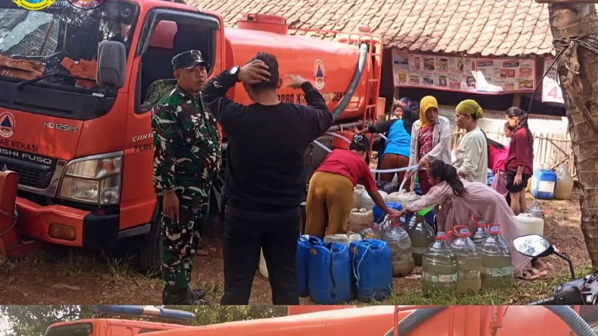 BPBD melakukan pendistribusian air bersih di Kampung Korod, Desa Ridogalih, Kecamatan Cibarusah.