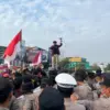 Aliansi mahasiswa dari berbagai perguruan tinggi di Kabupaten Karawang menggelar aksi unjuk rasa besar-besaran