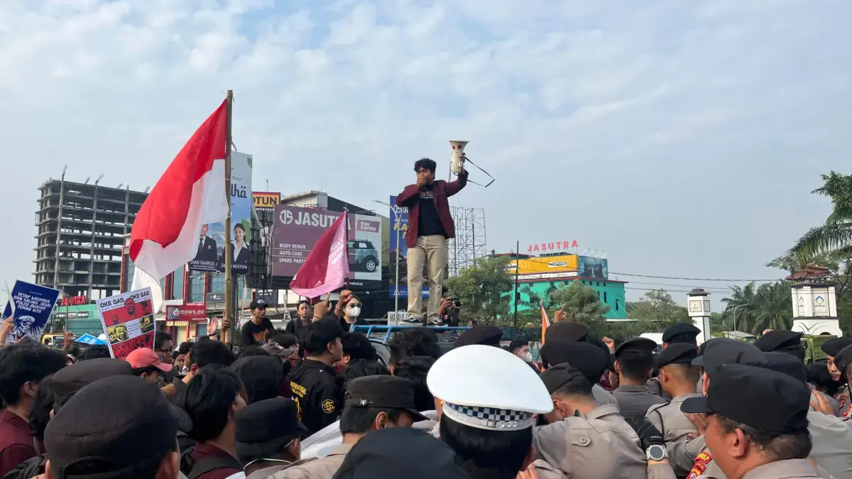 Karawang Sudah Bergerak, Aliansi Mahasiswa Gelar Aksi Protes MBG dan KDMP yang Dinilai Merugikan Masyarakat Aliansi mahasiswa dari berbagai perguruan tinggi di Kabupaten Karawang menggelar aksi unjuk rasa besar-besaran