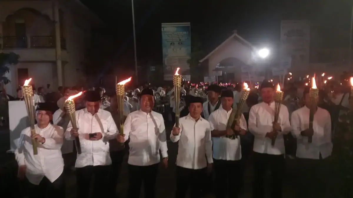 Langit Karawang Dipenuhi Cahaya Obor, Ribuan Masyarakat Rayakan Tahun Baru Islam 1448 H Pemerintah Kabupaten (Pemkab) Karawang menggelar peringatan Tahun Baru Islam 1 Muharam 1448 Hijriah
