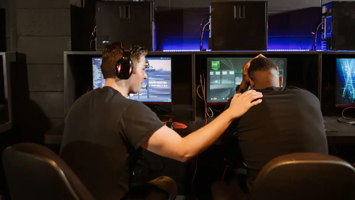 Mitos 'Gamer Toxic': Mengapa Game Online Sering Kali Mengubah Orang Baik Menjadi Pemarah depressed gamer