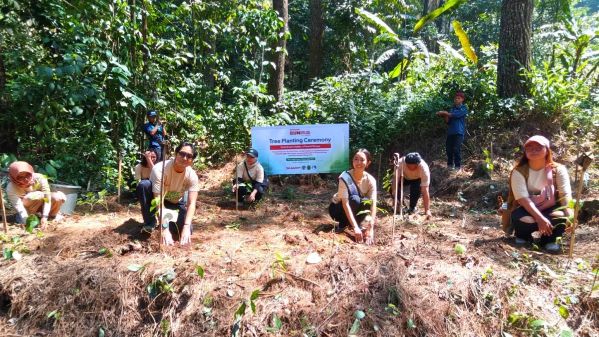 Sharp Indonesia menanaman poho di Pusat Suaka Satwa Elang Jawa