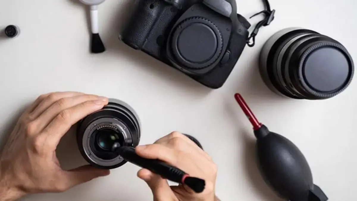 Jarang Dipakai Tapi Takut Berjamur? Ini Cara Merawat Kamera Mirrorless dan Lensa Agar Tetap Awet