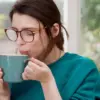 Bangun, Teguk, Segar! Manfaat Minum Air Hangat Saat Perut Kosong untuk Detoks Tubuh