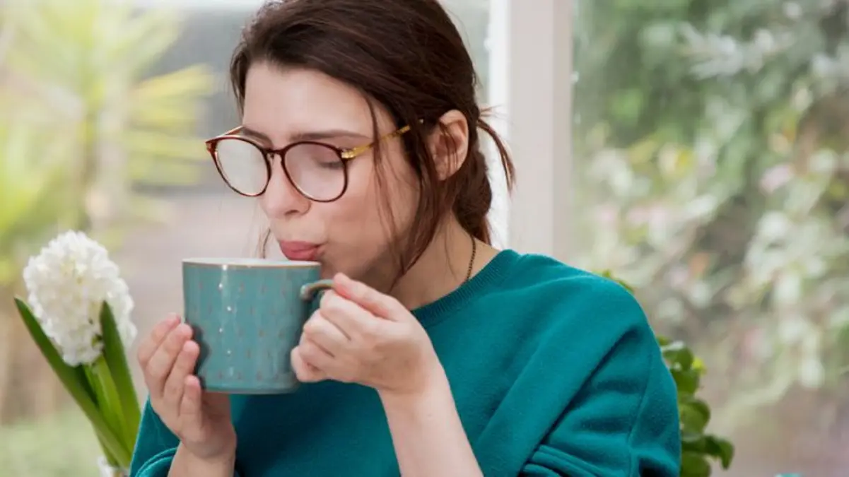 Bangun, Teguk, Segar! Manfaat Minum Air Hangat Saat Perut Kosong untuk Detoks Tubuh