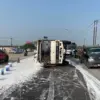 Truk Bermuatan Ribuan Ember Cat Terguling di Interchange Karawang Barat.
