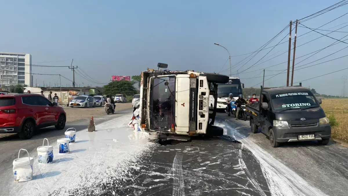 Truk Bermuatan Ribuan Ember Cat Terguling di Interchange Karawang Barat.