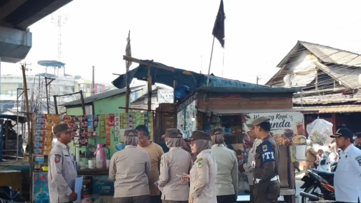 Satpol PP Karawang Sampaikan Surat Peringatan II Penataan Kawasan Cikampek Surat Peringatan II