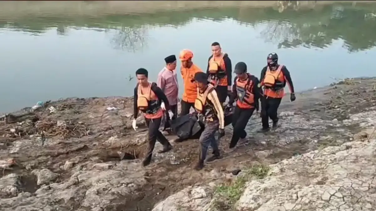 Hilang Dua Hari, Remaja 14 Tahun yang Tenggelam di Sungai Citarum Karawang Ditemukan Meninggal Dunia Remaja 14 tahun yang hilang di sungai Citarum ditemukan meninggal dunia.
