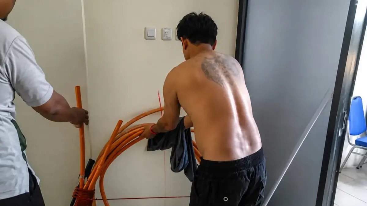 Nekat Gasak Kabel Rp143 Juta di Cikarang, Duo Maling Bertato Ini Kena Batunya Pelaku pencurian kabel di Cikarang Diringkus