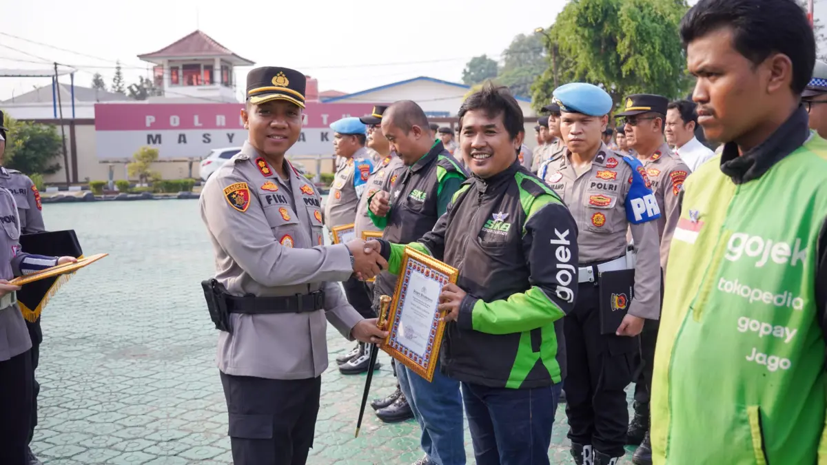 Kapolres Karawang Beri Penghargaan Tiga Driver Gojek dan Personel Berprestasi Penghargaan Tiga Driver Gojek dan Personel Berprestasi.