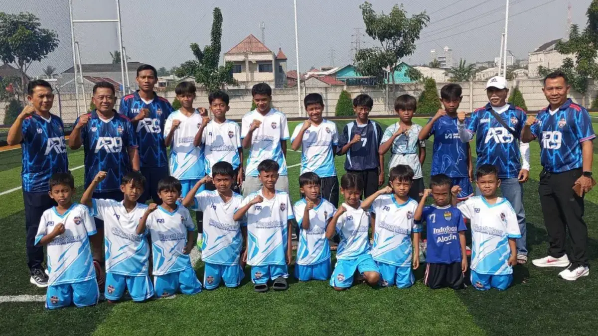 Dihuni Jajaran Pelatih Berkualitas, SSB Bintang Muda Karawang Komitmen Cetak Pesepak Bola Profesional Owner SSB Bintang Muda Karawang, Asep Rachmat/Abah AR (pakai topi), foto bersama dengan Kepala SSB