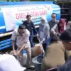 Salurkan bantuan air bersih ke masyarakat di kabupaten Bekasi