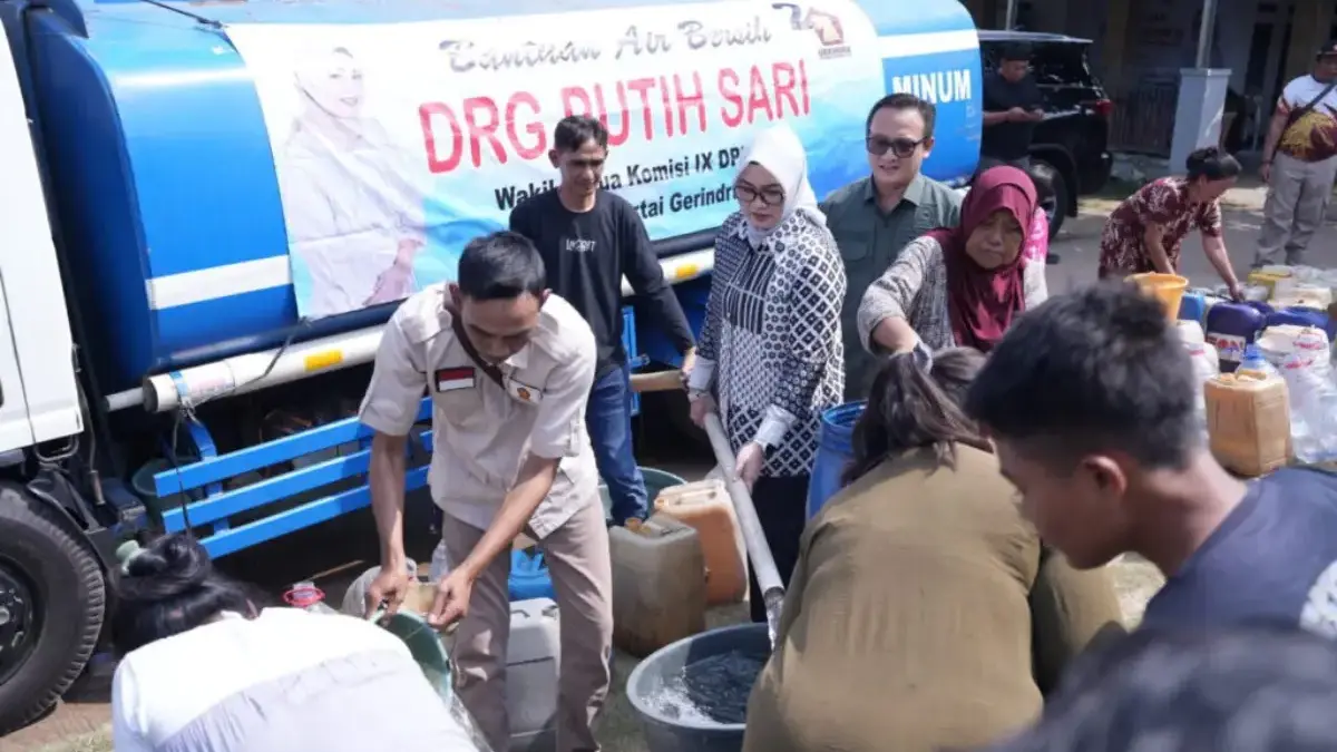 Salurkan bantuan air bersih ke masyarakat di kabupaten Bekasi