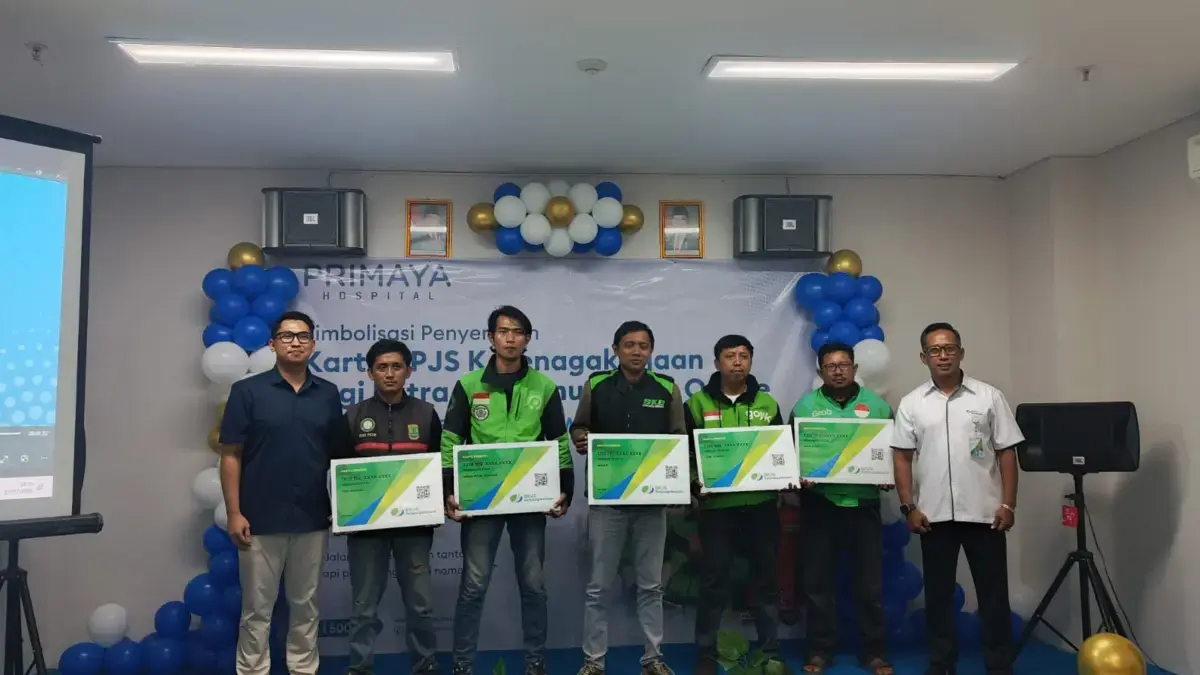 RS Primaya Karawang Salurkan CSR BPJS Ketenagakerjaan ke Pengemudi Ojol.