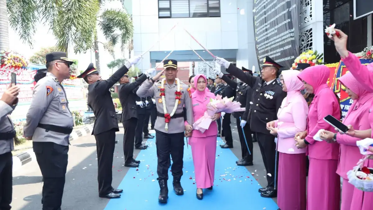 Mengakhiri Masa Tugas, AKBP Fiki N. Ardiansyah Dilepas Farewell Parade oleh Kapolresta Karawang AKBP Fiki N. Ardiansyah Dilepas Farewell Parade oleh Kapolresta Karawang