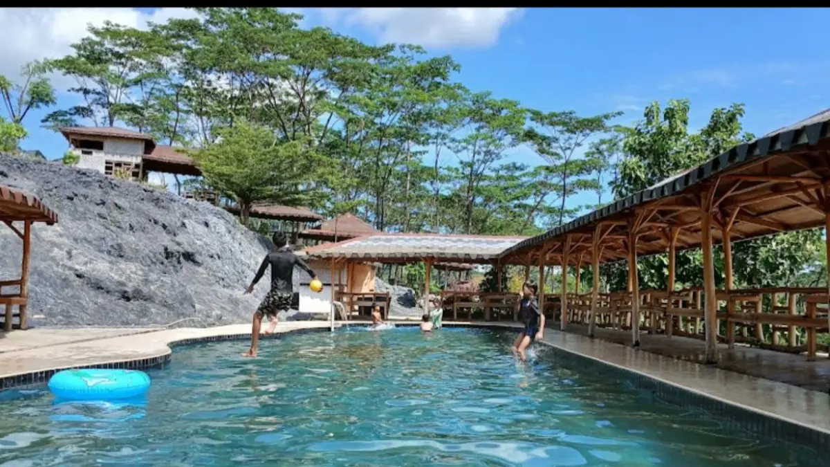 Hanya Modal Rp15.000 Bisa Bermain di Kolam Renang dengan View Alam Indah Gunung Karang Jonggol Kolam Renang Gunung Karang