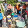 Masuk Musim Kemarau BPBD Karawang Salurkan 55.000 Liter Air Bersih untuk Bantu Warga Terdampak Kekeringan