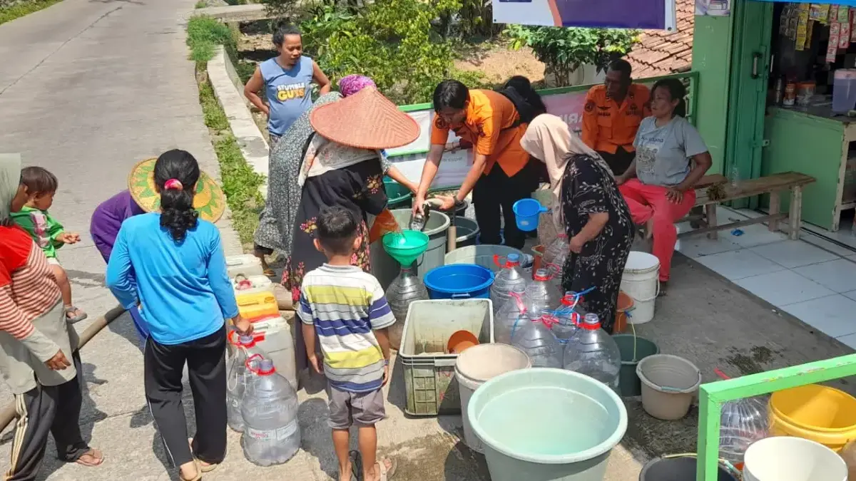 Masuk Musim Kemarau BPBD Karawang Salurkan 55.000 Liter Air Bersih untuk Bantu Warga Terdampak Kekeringan Masuk Musim Kemarau BPBD Karawang Salurkan 55.000 Liter Air Bersih untuk Bantu Warga Terdampak Kekeringan