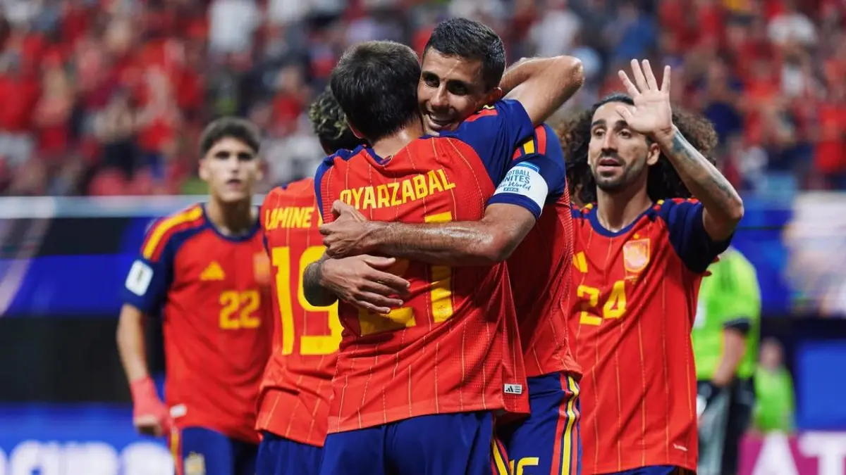 Tanpa Perlawanan Sengit Spanyol Menang Mudah 3-0 atas Austria, Oyarzabal Menggila Sudah Torehkan 4 Gol Pildun Selebrasi Pemain Spanyol setelah mencetak gol Oyarzabal dipeluk Pedri dan tos bersama Cucurella