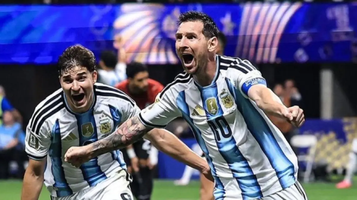 Lionel Messi dan Julian Alvarez saat melakukan selebrasi setelah men cetak gpl.