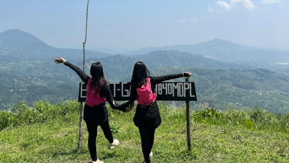 Pesona Gunung Gajah Jonggol : Mendaki Hanya Satu Jam dengan Tanjakan Ekstrem dan Panorama Memukau Gunung Gajah