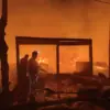 Si jago merah meluluhlantahkan permukiman warga dan lapak penyimpanan palet kayu di Kampung Pacing, Desa Kedu
