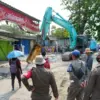 Satpol PP Karawang melakukan penertiban bangunan liar di bantaran Kali Apur, Kecamatan Rengasdengklok