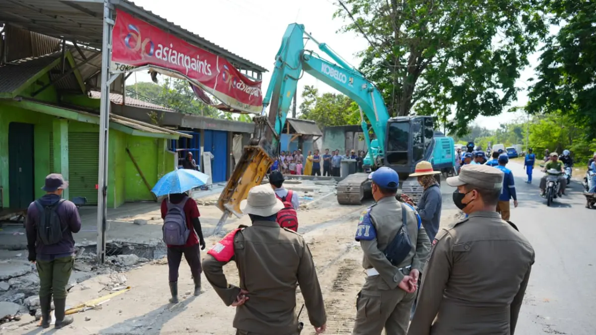 Satpol PP Karawang melakukan penertiban bangunan liar di bantaran Kali Apur, Kecamatan Rengasdengklok