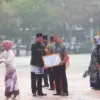 Ade Martin Ketua Posyantek dan Jurnalis BBM Cikarang Eskpres mendapatkan pengahargaan dari Plt Bupati Bekasi