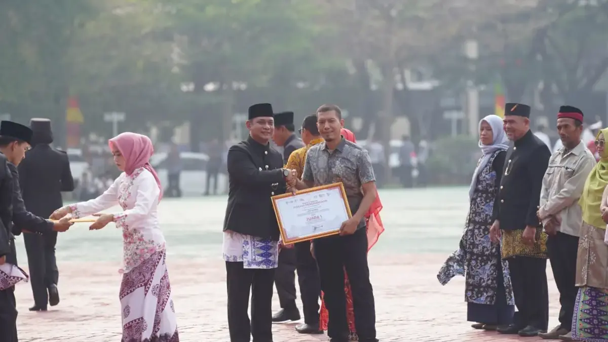 Ade Martin Ketua Posyantek dan Jurnalis BBM Cikarang Eskpres mendapatkan pengahargaan dari Plt Bupati Bekasi