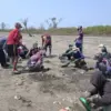 Pegawai DLH Karawang bergerak cepat, bersihkan limbah dan kumpulkan 2,49 ton limbah di pesisir Cemarajaya