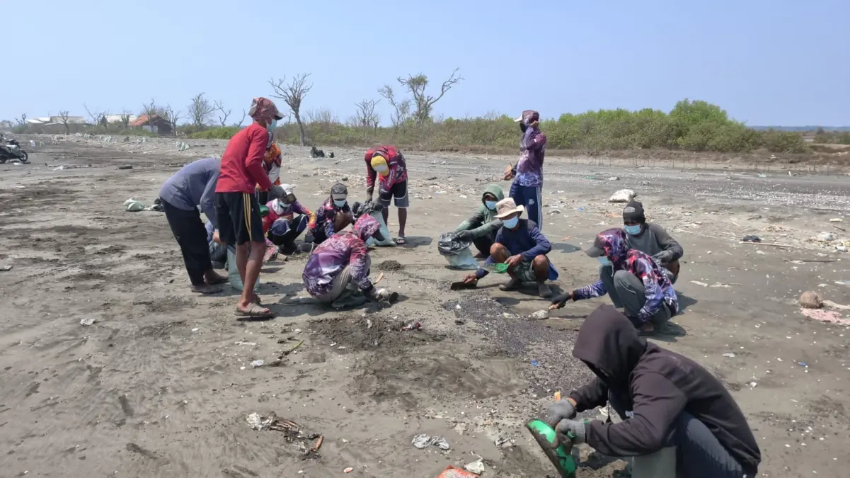 Pegawai DLH Karawang bergerak cepat, bersihkan limbah dan kumpulkan 2,49 ton limbah di pesisir Cemarajaya