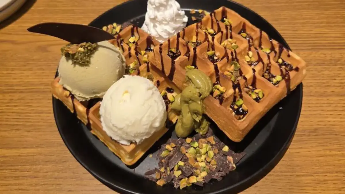 Kerenyahan Waffle, Cokelat Creamy & Dessert Aesthetic! Kepoin Spot Jajanan Manis di Lippo Mall Cikarang