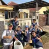 Mahasiswa KKN UBP Karawang Bersih-bersih
