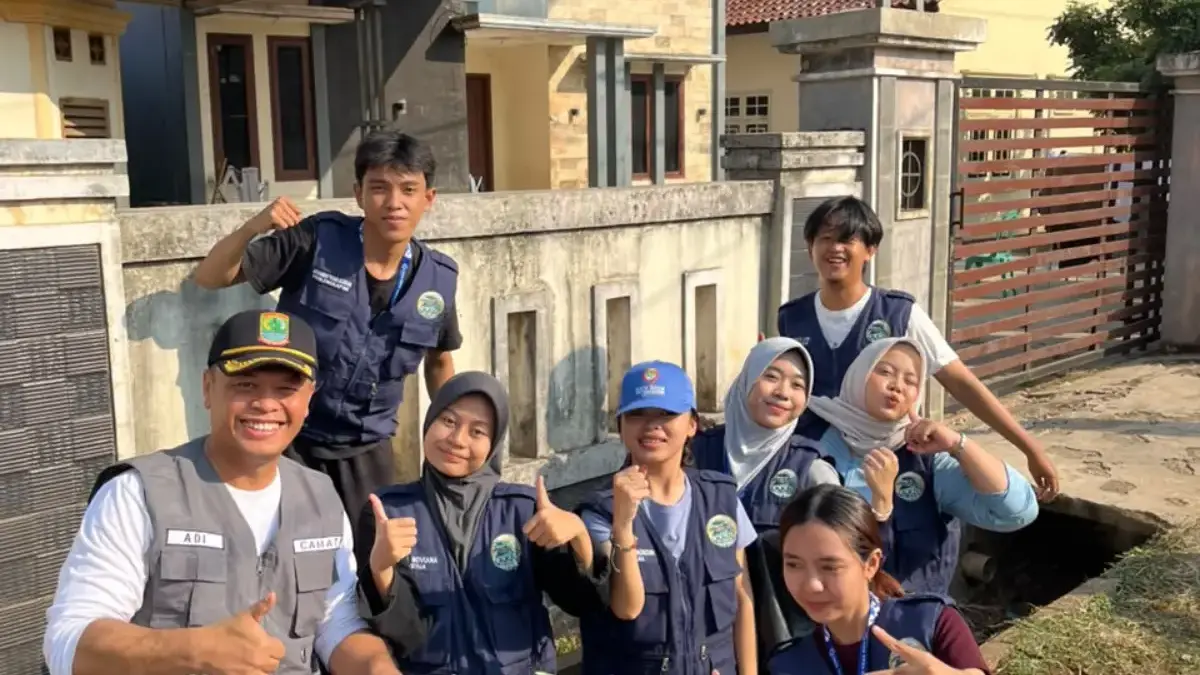 Sinergi Bersama, Mahasiswa KKN UBP Karawang Bersihkan Jalan dan Kantor Desa Kamojing Didampingi Camat Cikampek Mahasiswa KKN UBP Karawang Bersih-bersih