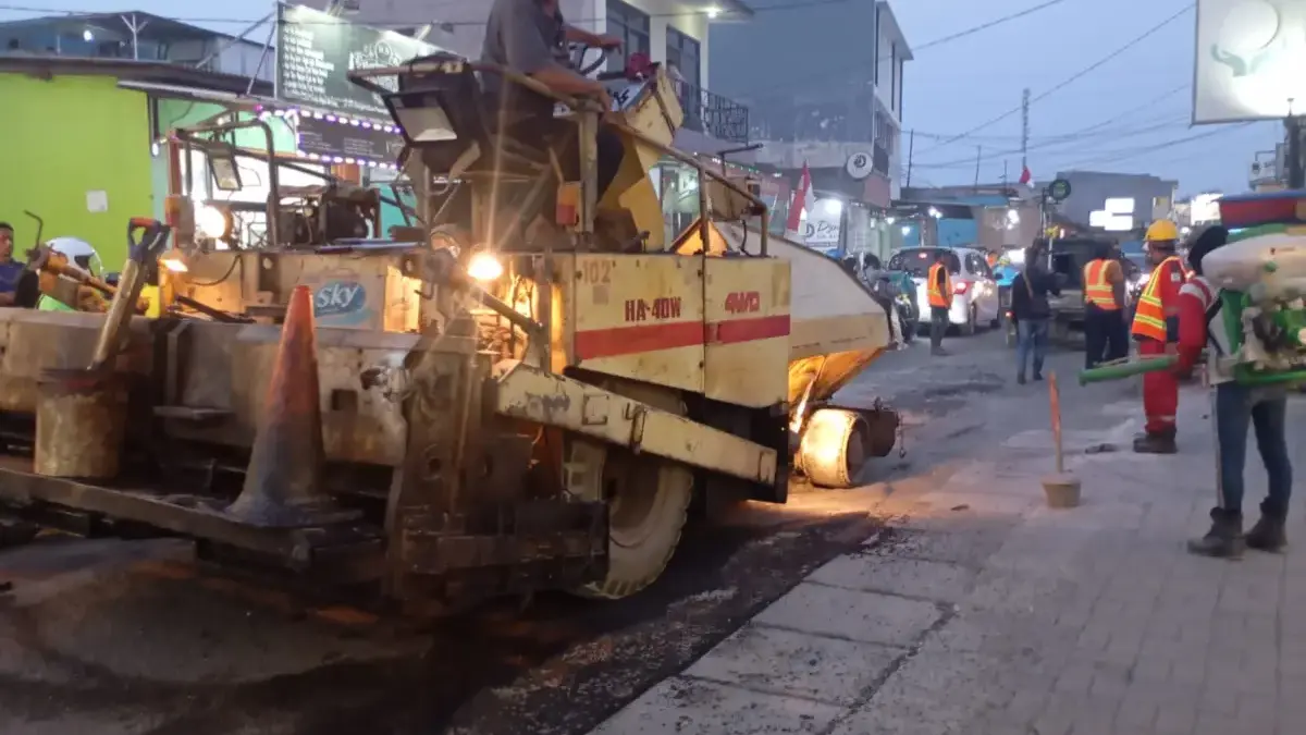 Jalan HS Ronggo Waluyo Diperbaiki, Mahasiswa dan Warga Apresiasi Respons Cepat Bupati Aep Bukti komitmen Bupati Karawang H. Aep Syaepuloh dalam merespons keluhan masyarakat.