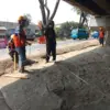 di Bawah Fly Over Cikampek.