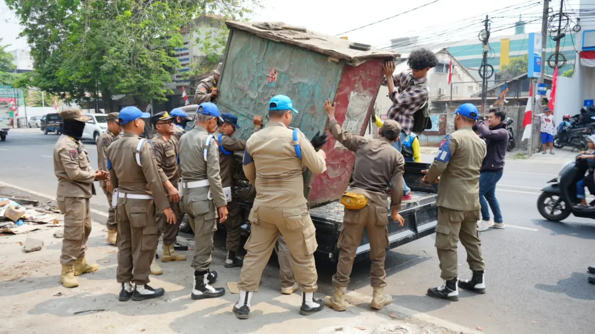Satpol PP Karawang Angkut Kios yang Terlantar.