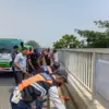 Jembatan Pabrik Es Dibersihkan dari Debu dan Coretan.