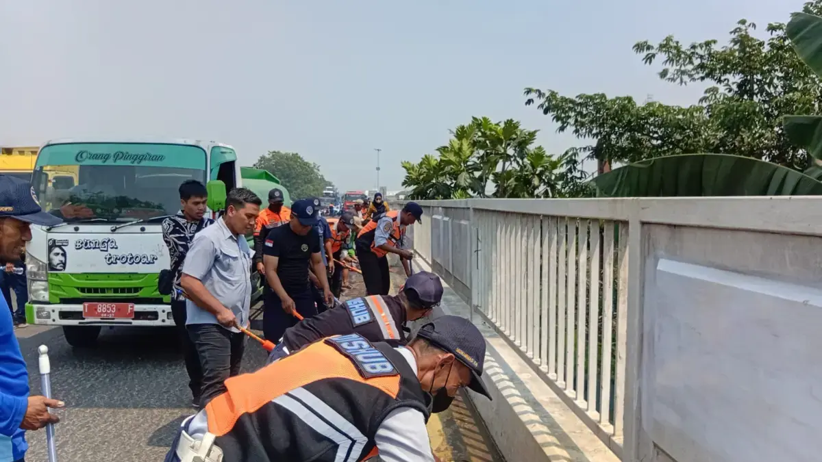 Jembatan Pabrik Es Dibersihkan dari Debu dan Coretan.