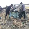 DLH Karawang Bersihkan Ceceran Oil Spill di Pesisir Cemarajaya